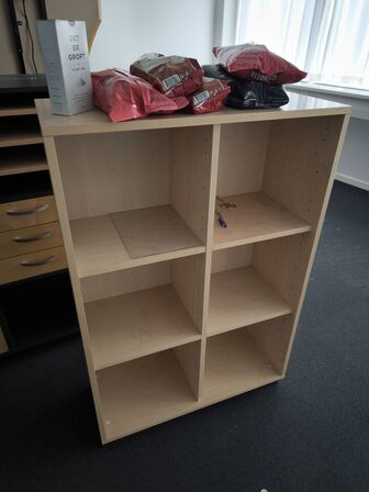 Bord samt 4 stk. reoler 