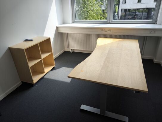 El. hæve/sænke skrivebord, reol samt stol 