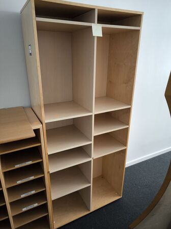 Bord samt 4 stk. reoler 