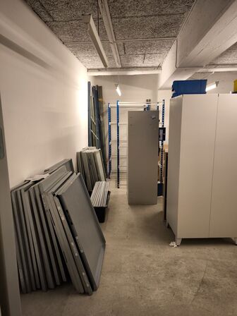 Diverse reoler samt hylder