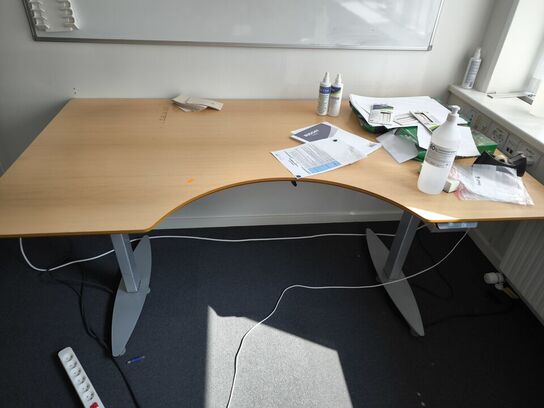 El. hæve/sænke skrivebord samt whiteboard