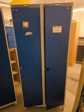 2 stk. omklædningsskabe
