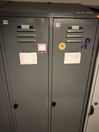 2 stk. omklædningsskabe