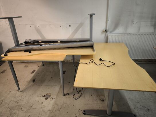 4 stk. el. hæve/sænke skriveborde samt bord