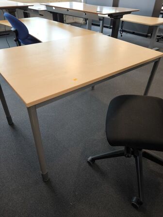 Bord samt kontorstol 