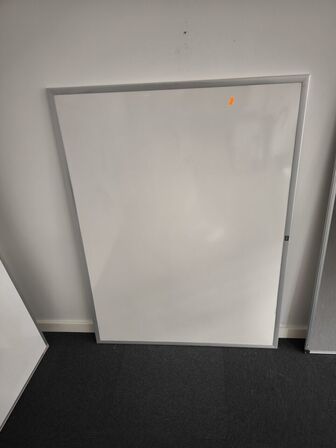 2 stk. tavler samt 2 stk. whiteboards