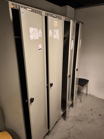 2 stk. omklædningsskabe