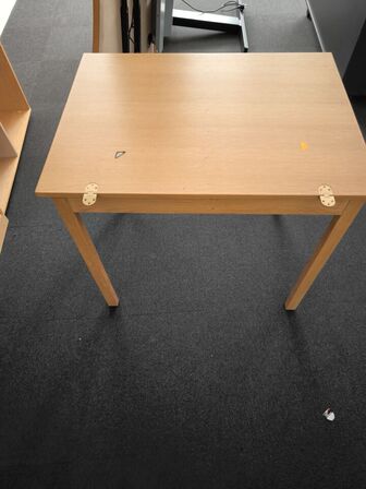 Bord samt 4 stk. reoler 