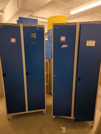 2 stk. omklædningsskabe
