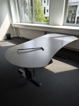 El. hæve/sænke skrivebord samt 2 stk. skabe