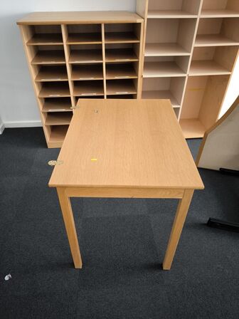 Bord samt 4 stk. reoler 