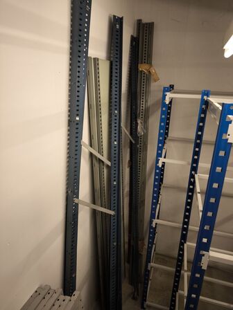 Diverse reoler samt hylder