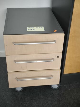 2 stk. reoler, skab samt skuffemodul