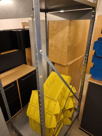 Diverse reoler samt hylder