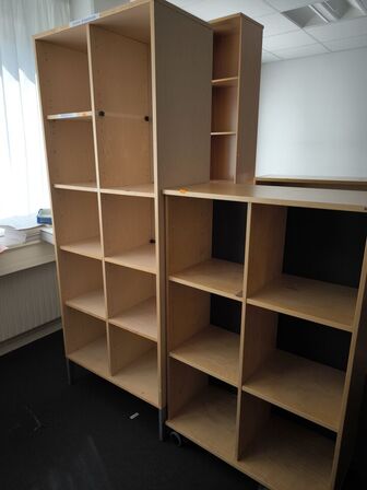 Diverse skabe samt reoler 