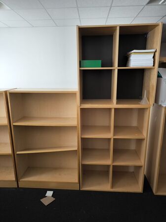 Diverse skabe samt reoler 