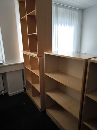 Diverse skabe samt reoler 
