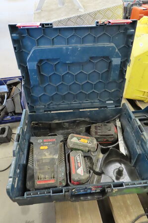 3 stk. Batterier samt lader BOSCH