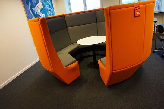 Holmris 10 sæders loungesofa i grå/orange Ø: 360 cm med bord i midten 