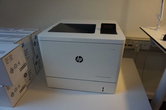 HP Color laserjet enterprise M553 printer m. toner og bord m. hæv/sænk