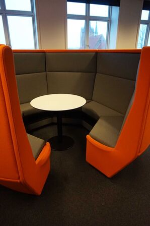 Holmris 10 sæders loungesofa i grå/orange Ø: 360 cm med bord i midten 