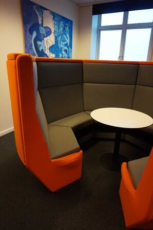 Holmris 10 sæders loungesofa i grå/orange Ø: 360 cm med bord i midten 