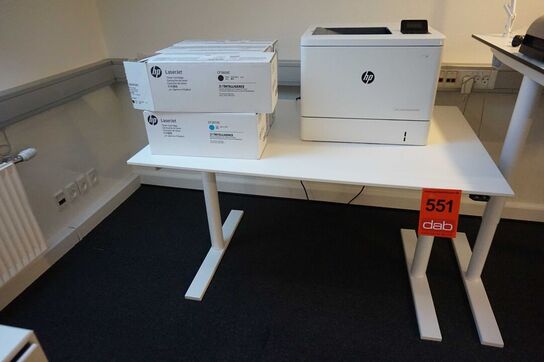 HP Color laserjet enterprise M553 printer m. toner og bord m. hæv/sænk