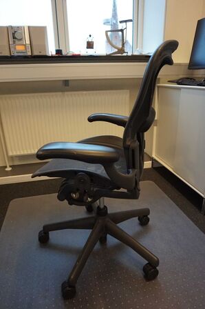 Elektrisk hæve/sænkebord m. Herman Miller Aeron stol, lydvæg og lampe 