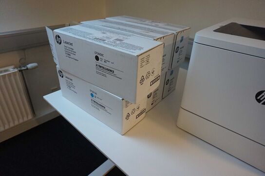 HP Color laserjet enterprise M553 printer m. toner og bord m. hæv/sænk