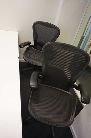 2 Kontor/mødeborde med 4 stk Herman Miller Aeron stole 