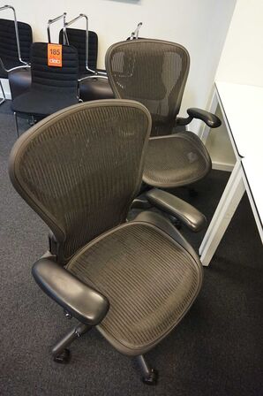 2 Kontor/mødeborde med 4 stk Herman Miller Aeron stole 