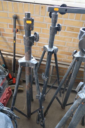 2 stk. LED-lamper og 4 stk. lampestativer