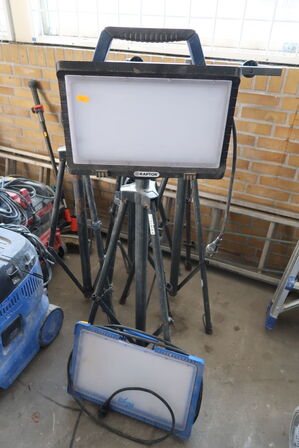 2 stk. LED-lamper og 4 stk. lampestativer