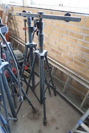 2 stk. LED-lamper og 4 stk. lampestativer