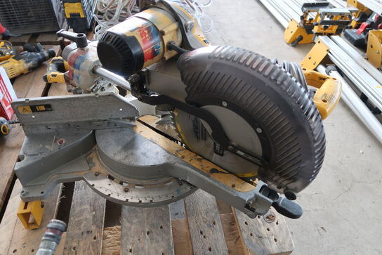Kap-/Geringssav DEWALT DW718-QS