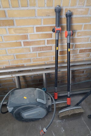 Vandslange samt 2 stk. teleskopbørster GARDENA