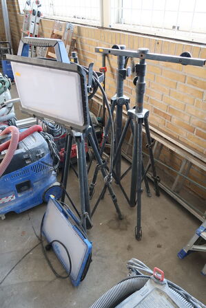 2 stk. LED-lamper og 4 stk. lampestativer