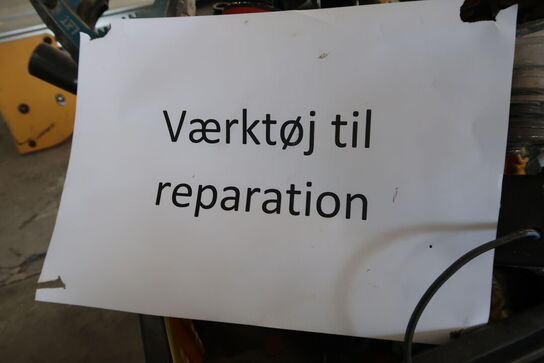Kasse med defekt akku-værktøj