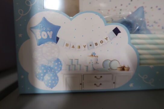 4 pk. Sødt lyseblåt babyshower sæt til drengen, med 49 dele