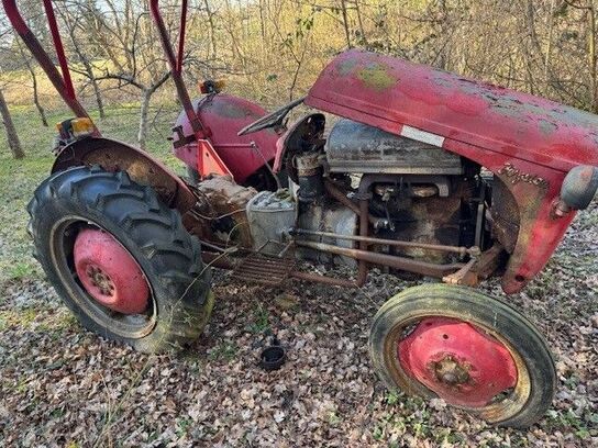 Traktor MASSEY FERGUSON samt vogn