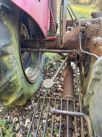 Traktor MASSEY FERGUSON samt vogn