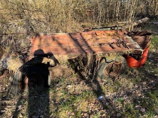 Traktor MASSEY FERGUSON samt vogn