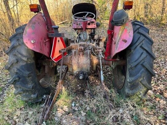 Traktor MASSEY FERGUSON samt vogn