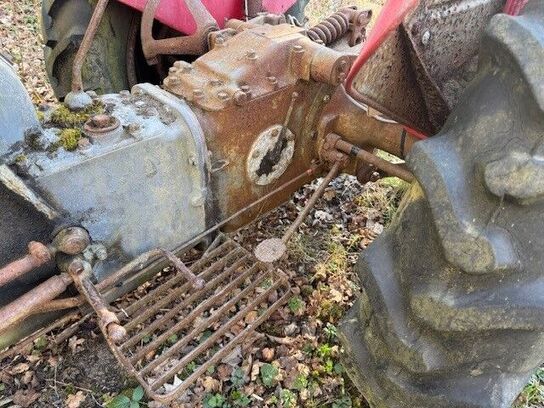 Traktor MASSEY FERGUSON samt vogn