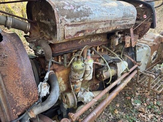 Traktor MASSEY FERGUSON samt vogn