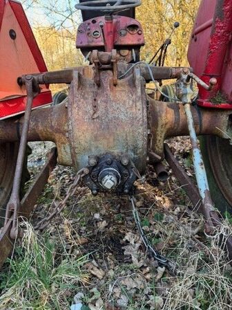 Traktor MASSEY FERGUSON samt vogn