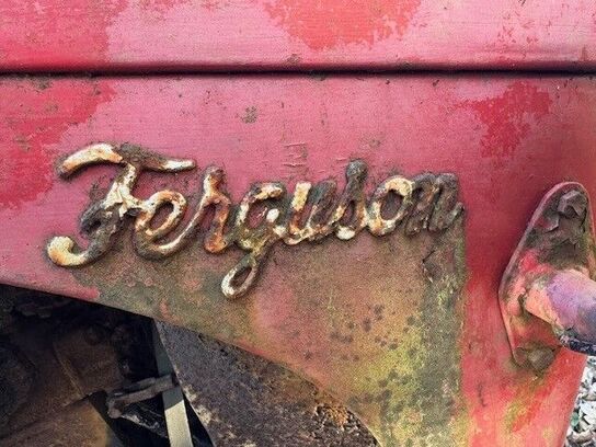 Traktor MASSEY FERGUSON samt vogn
