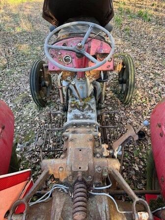 Traktor MASSEY FERGUSON samt vogn