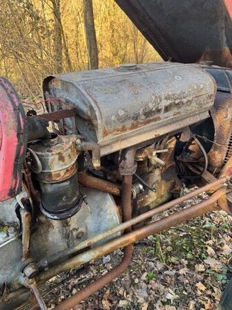 Traktor MASSEY FERGUSON samt vogn