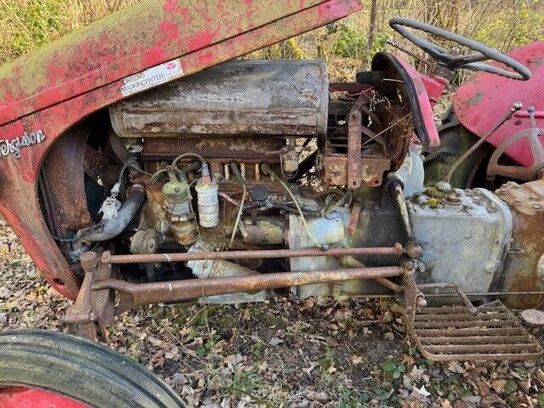 Traktor MASSEY FERGUSON samt vogn